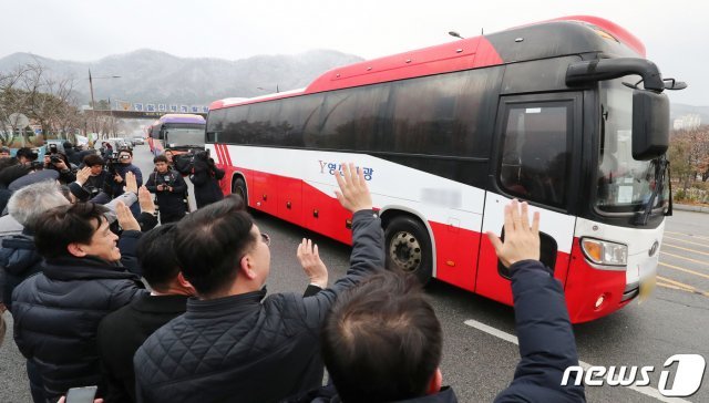 16일 오전 충남 아산시 경찰인재개발원에서 아산시 주민들이 코로나19(신종코로나) 확산으로 2주간 격리생활을 마친 2차입국 우한교민들을 배웅하고 있다. © News1