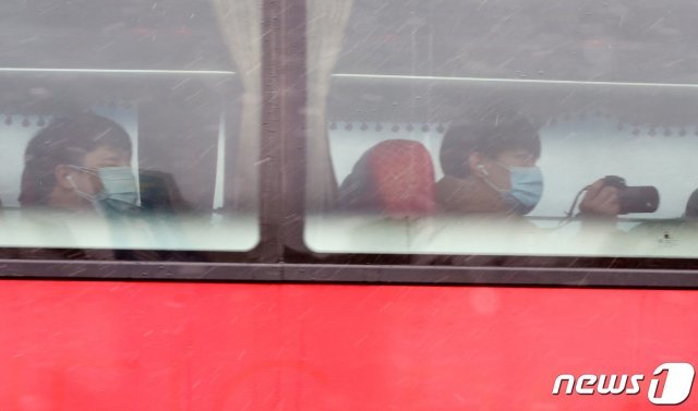 16일 오전 충남 아산시 경찰인재개발원에서 코로나19(신종코로나) 확산방지를 위해 2주간 격리생활을 마친 2차입국 우한교민들이 버스를 타고 퇴소하고 있다. © News1