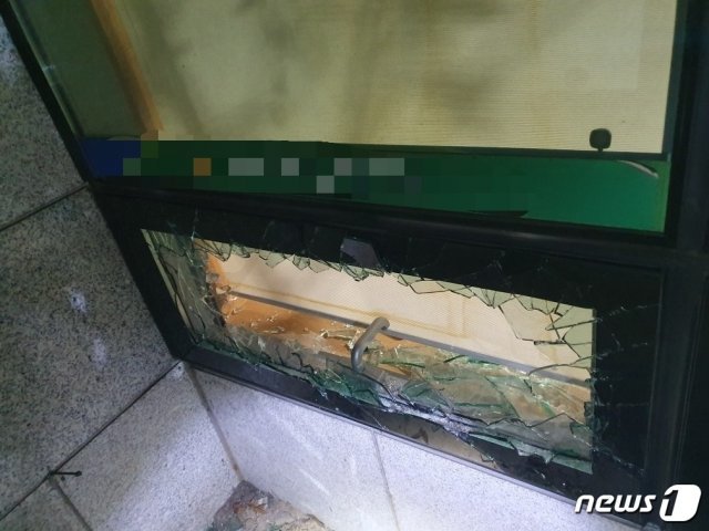16일 오전 2시55분쯤 부산 남구 대연동의 한 은행 출입구 옆 창문을 부수고 침입해 금품을 훔치려다 미수에 그친 70대가 경찰에 붙잡혔다. 해당 은행 창문이 파손된 모습.(부산지방경찰청 제공)