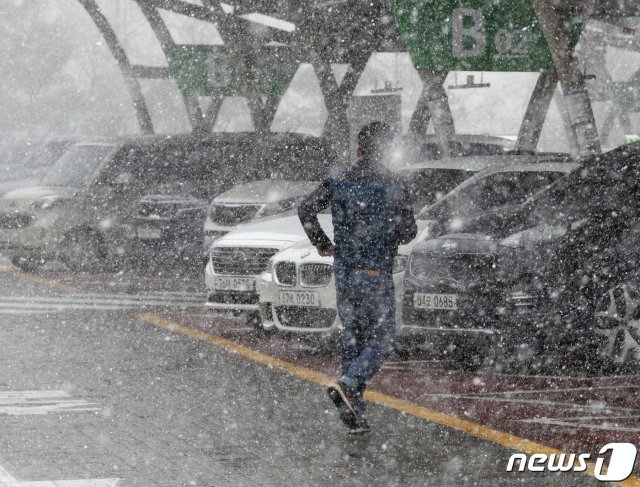 16일 오후 충남 천안시 입장휴게소 서울방면에서 많은 눈이 내려 시민들이 발걸음을 재촉하고 있다. © News1
