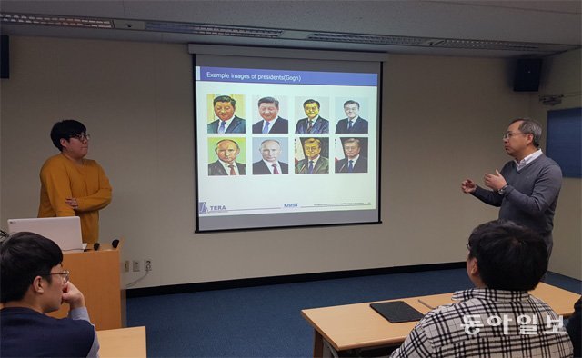 김민수 씨(왼쪽)가 인공지능(AI)을 활용한 이미지 변환에 대한 발표를 하는 가운데 김정호 교수(오른쪽)가 AI 창작가능성에 대해 질문하면서 논쟁을 유도하고 있다. 지명훈 기자 mhjee@donga.com