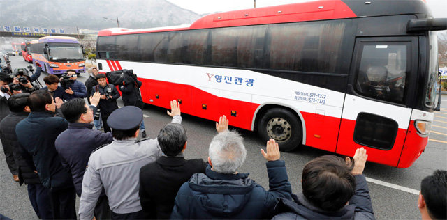 우한 교민들 환송하는 아산 시민들 16일 오전 신종 코로나바이러스 감염증 사태로 중국 우한에서 귀국해 충남 아산시 경찰인재개발원에서 격리 생활을 하다 퇴소하는 교민들을 향해 아산 시민 등이 손을 흔들며 배웅했다. 아산=뉴시스