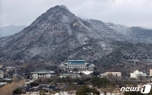 서울 종로구 청와대 본관과 북악산에 눈이 쌓여있다© News1