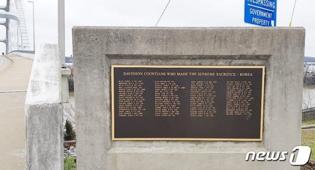 다리 반대편에는 ‘한국전쟁을 위해 (자신의 목숨을) 희생한 데이비드슨 카운티 출신 사람들’이라는 문구와 함께 한국전쟁 에 참전해 전사한 주민들의 명단이 적혀있다. ©뉴스1