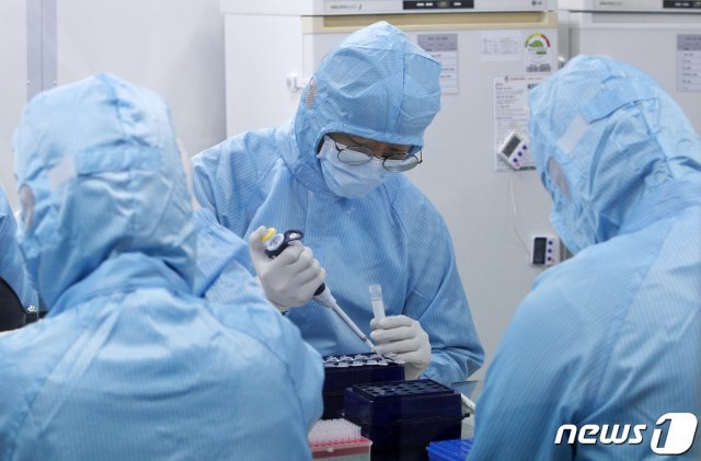 지난 5일 오후 서울 금천구 코젠바이오텍에서 직원들이 신종 코로나 바이러스 감염증 진단시약을 제조하고 있다. 2020.2.5/뉴스1 © News1