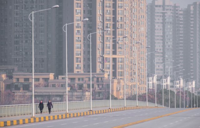 1월 28일 중국 우한에서 마스크를 쓴 사람들이 인적 드문 거리를 걷고 있다. [뉴시스]