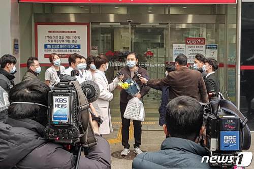 신종 코로나바이러스 감염증 국내 17번째 환자가 12일 오후 경기도 고양시 명지병원에서 퇴원하며 소감을 밝히고 있다. 뉴스1(명지병원 제공)