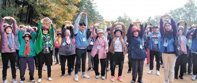 작년 한국청년인력개발원에서는 경기 용인시에 거주하는 시니어 80명과 함께 오대산 월정사로 기차여행을 하는 행사를 진행했다. 용인대와 동원대 학생들이 자원봉사자로 함께했다.