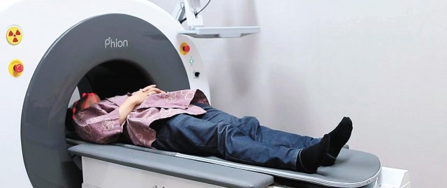 본보 이진한 의학전문기자가 모바일 컴퓨터 단층촬영(CT) 진단기기에 누워 직접 체험 하고 있다. 찍는 데 단 14초밖에 걸리지 않았다. 동영상 캡처
