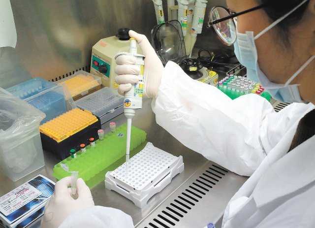 6일 서울 종로구 서울대병원 의생명연구원에서 한 연구원이 ‘실시간유전자증폭(RT-PCR)’ 검사를 하고 있다. 동아일보DB