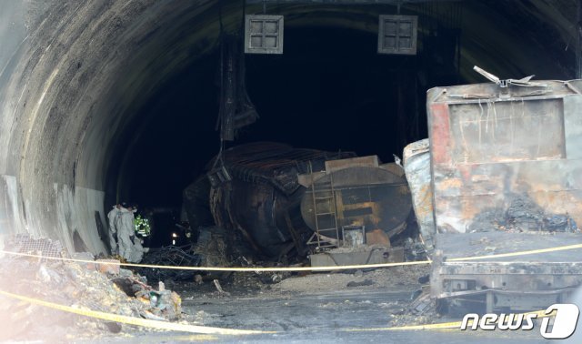 18일 순천~완주 고속도로 상행선 사매2터널 다중 추돌사고 현장에서 국과수 관계자들이 현장검식을 하고 있다. © News1