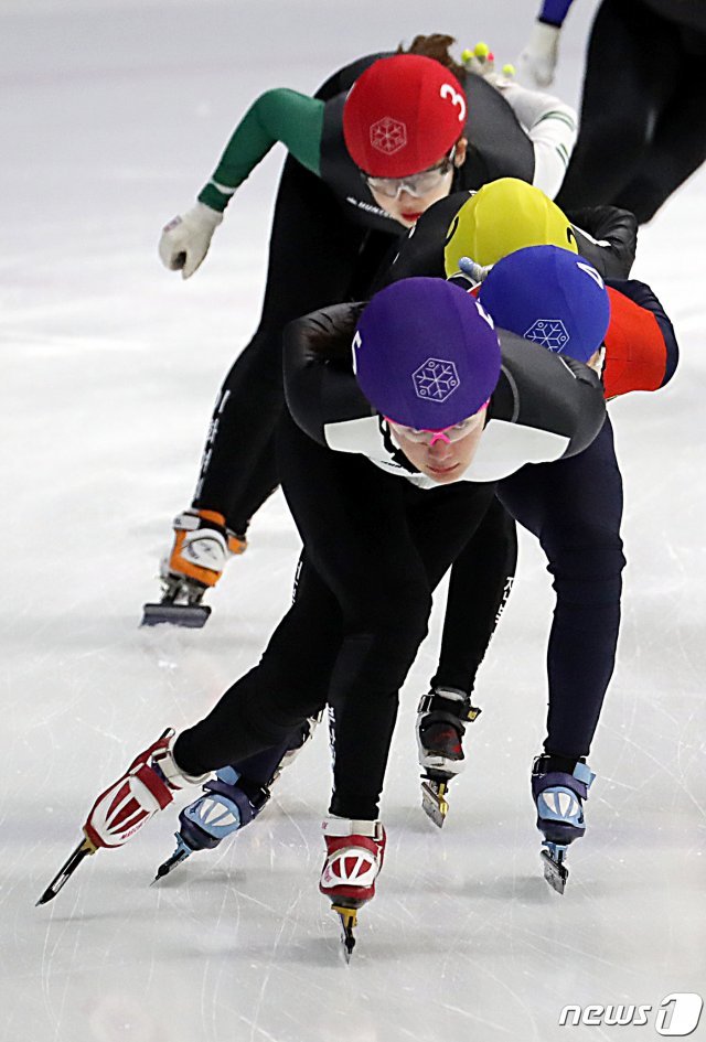 여자 쇼트트랙 대표팀 김지유(보라색 헬멧) © News1