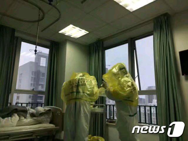 방호복이 부족해 노란 비닐봉투로 몸을 감싸고 있는 중국 의료진. (웨이보 갈무리)