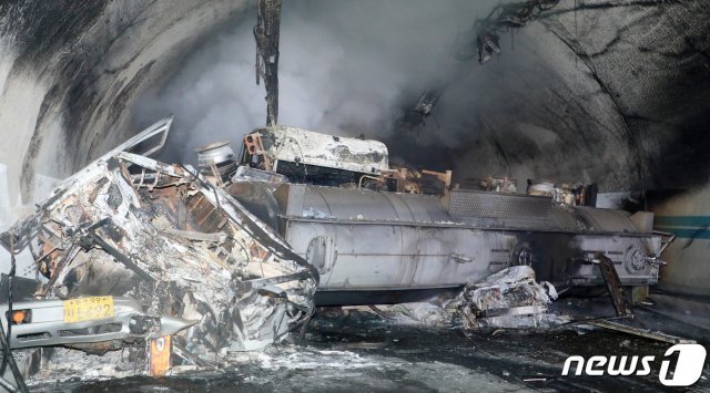 17일 낮 12시 30분께 순천~완주 고속도로 상행선 사매2터널에서 빙판길 사고로 추정되는 다중 추돌사고가 발생했다. 사진은 터널안 사고 차량의 모습. 2020.2.17 /뉴스1 © News1