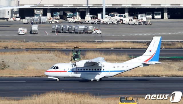 18일 오후 일본 크루즈선에 탑승중인 국민 5명을 국내로 데려오기 위해 투입되는 공군 3호기가 한국을 떠나 일본 하네다공항에 도착하고 있다. © News1