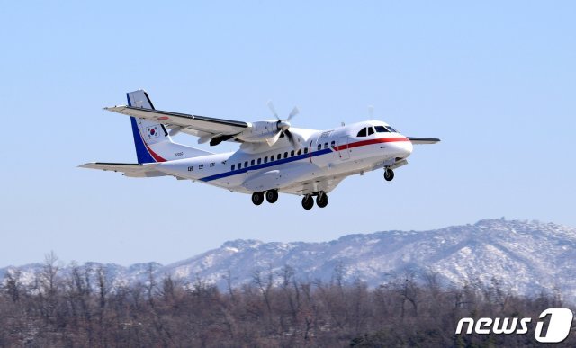 18일 경기도 성남 서울공항에서 일본 요코하마항에 정박 중인 크루즈선에 타고 있는 우리 국민을 국내로 이송하기 위해 대통령 전용기(공군 3호기)가 이륙하고 있다. (공군 제공) 뉴스1