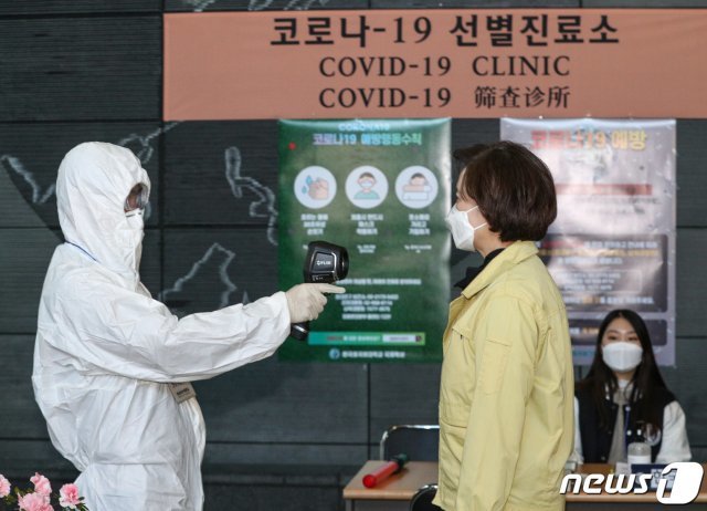 유은혜 사회부총리 겸 교육부 장관이 18일 오후 신종 코로나바이러스 감염증(코로나19)현장점검을 위해 서울 동대문구 한국외국어대학교 기숙사를 찾아 선별진료소에 마련된 열화상 카메라 앞에서 체온측정을 하고 있다. © News1