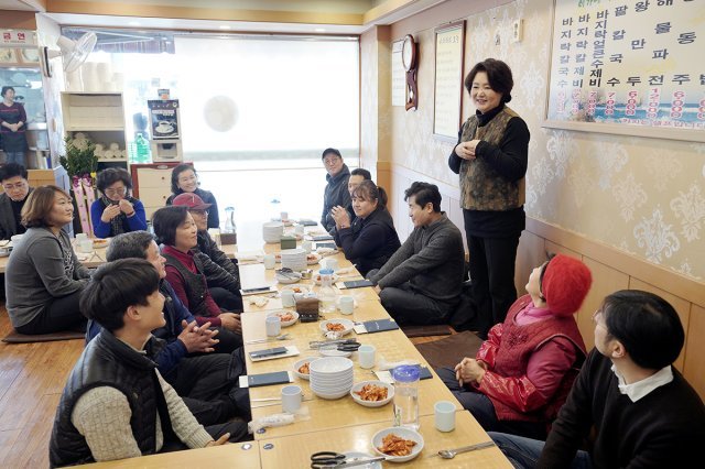 문재인 대통령의 부인 김정숙 여사가 18일 코로나19로 위축된 소비심리 활성화를 위해 서울 중랑구 동원전통종합시장을 방문해 상인들과 식사에 앞서 인사말을 하고 있다. 사진=청와대 제공