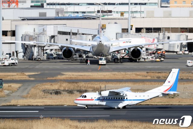 18일 오후 일본 크루즈선에 탑승중인 국민 5명을 국내로 데려오기 위해 투입되는 공군 3호기가 서울공항을 출발해 일본 하네다공항에 도착하고 있다. 2020.2.18/뉴스1 © News1