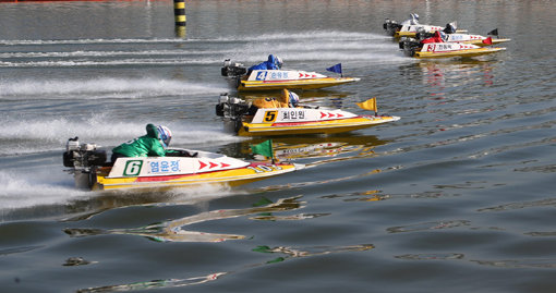 1월 16일 3회차 경정에서 16기 신인들이 레이스를 펼치고 있다. 실력이 드러나지 않은 신인 레이스의 특성상 전반적으로 고배당이 형성되고 있다. 사진제공｜국민체육진흥공단