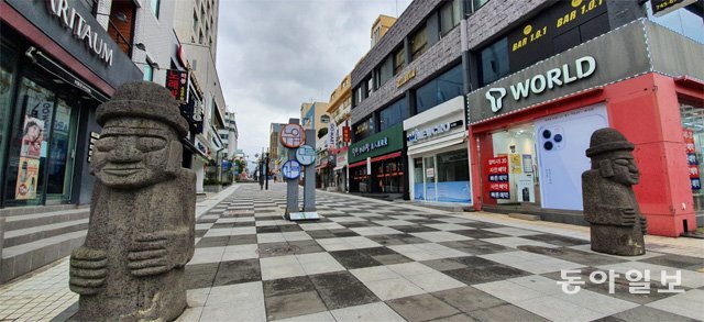 신종 코로나바이러스 감염증 사태로 중국인 관광객의 발길이 끊기면서 제주시 연동 누웨마루거리는 썰렁한 모습을 보였다. 임재영 기자 jy788@donga.com