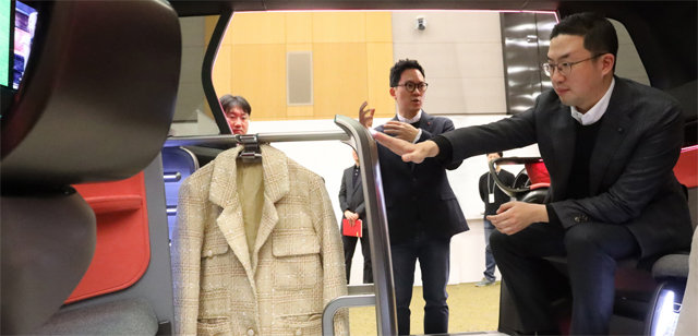 구광모 LG그룹 회장이 17일 오후 서울 서초구 LG전자 디자인경영센터를 방문해 커넥티드카 내부에 설치된 의류관리기가 어떻게 작동하는지 살펴보고 있다. LG그룹 제공