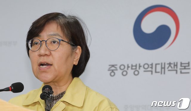 정은경 질병관리본부장이 14일 충북 청주시 오송읍 질병관리본부 브리핑실에서 코로나19(신종코로나) 국내 발생 현황 브리핑을 하고 있다. 질병관리본부는 오늘 오전 9시 기준으로 나흘째 발생하지 않으면서 총 감염자 수는 28명을 유지하고 있다고 밝혔다. 더불어 1차 입국 우한 교민 366명 모두 코로나19 검사 결과 음성으로 판정, 15일 격리시설에서 퇴소 및 격리해제될 예정이라고 설명했다. 2020.2.14/뉴스1 ⓒ News1