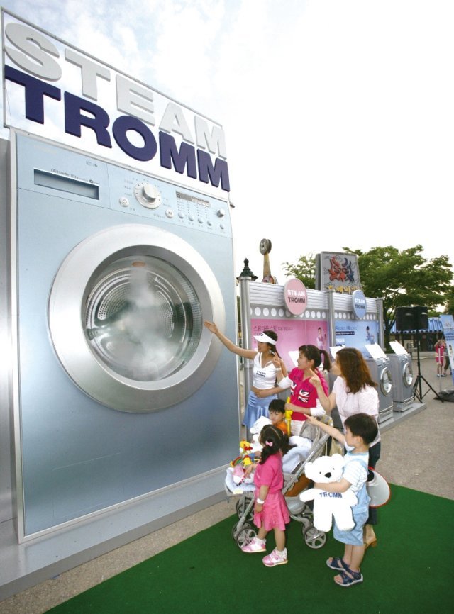 LG전자가 2005년 세계 최초로 ‘트롬 세탁기’에 적용한 스팀 기술의 원리를 보여주고 있다.