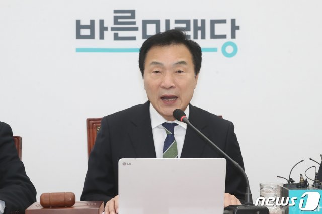 손학규 바른미래당 대표가 19일 오전 서울 여의도 국회에서 열린 제205차 최고위원회의에서 모두발언을 하고 있다. 이날 손 대표는 지난 18일 안철수계 의원등 비례대표 9명이 의원직을 잃지 않는 제명 형식의 ‘셀프 제명’을 두고 “당헌·당규와 정당법을 위반한 무효행위“라고 말했다. © News1