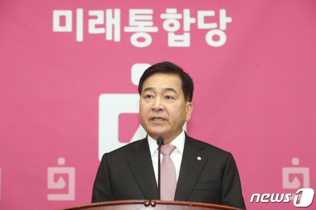 심재철 미래통합당 원내대표가 18일 오전 서울 여의도 국회에서 열린 의원총회에서 모두발언을 하고 있다. 2020.2.18/뉴스1 © News1