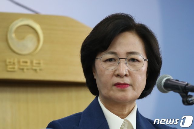 추미애 법무부장관이 11일 오후 경기도 과천 법무부청사에서 취임 후 첫 기자간담회를 열고 생각에 잠겨있다. © News1