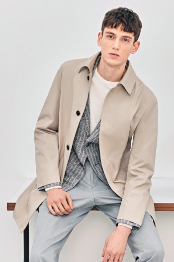 남성복 브랜드 ‘로가디스’의 코트와 재킷을 레이어드한 스타일링.