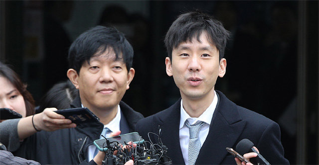 이재웅 쏘카 대표(왼쪽)와 박재욱 VCNC 대표가 19일 무죄 판결을 받고 법정을 나서고 있다. 뉴시스