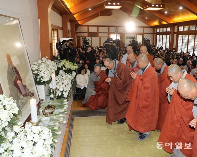 19일 서울 길상사 설법전에서 열린 법정 스님 입적 10주년 추모법회에서 참석자들이 헌화한 뒤 예를 올리고 있다. 김동주 기자 zoo@donga.com