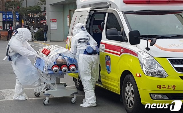 대구에서 신종코로나 감염증(코로나 19) 확진 판정을 받은 환자들이 19일 격리 치료를 받기 위해 경북대학교 병원으로 이송되고 있다. (독자제공) 2020.2.19/뉴스1