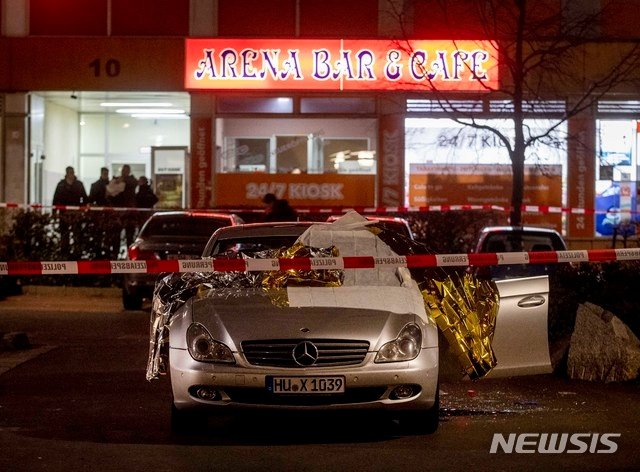 [하나우=AP/뉴시스] 독일 중부 헤센 주(州) 하나우시의 한 술집 앞에 정차된 차량 위로 사체가 2구가 누워 있다. 이날 하나우에서는 총격 사건이 발생해 최소 8명이 사망하고 5명이 중상을 입었다. 2020.2.20.