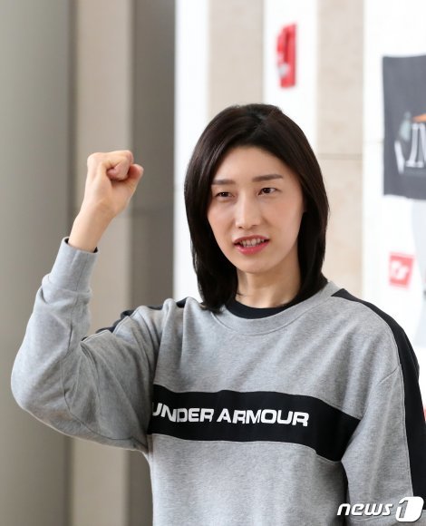 3주 동안의 국내 재활을 마친 한국 여자배구 간판 김연경이 20일 오전 인천국제공항 제1여객터미널을 통해 소속팀(터키 엑자시바시)으로 출국 전 파이팅을 외치며 기념사진을 찍고 있다. . 2020.2.20/뉴스1 © News1