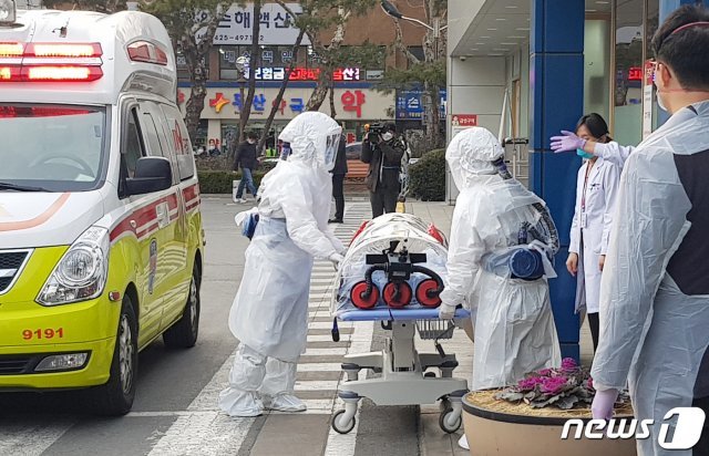 대구에서 신종코로나 감염증(코로나 19) 확진 판정을 받은 환자들이 19일 격리 치료를 받기 위해 경북대학교 병원으로 이송되고 있다. (독자제공)뉴스1