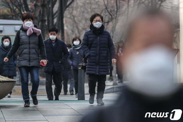 20일 오전 서울 성동구 왕십리역에서 마스크를 착용한 시민들이 출근길 발걸음을 재촉하고 있다. 2020.2.20/뉴스1 © News1