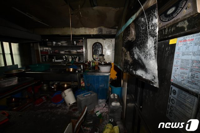 19일 오후 1시39분께 인천시 계양구 효성동 한 상가주택 건물 1층 음식점에서 불이 나 신고를 받고 출동한 소방대원들이 진화작업을 벌였다. (인천 계양소방서 제공) © News1