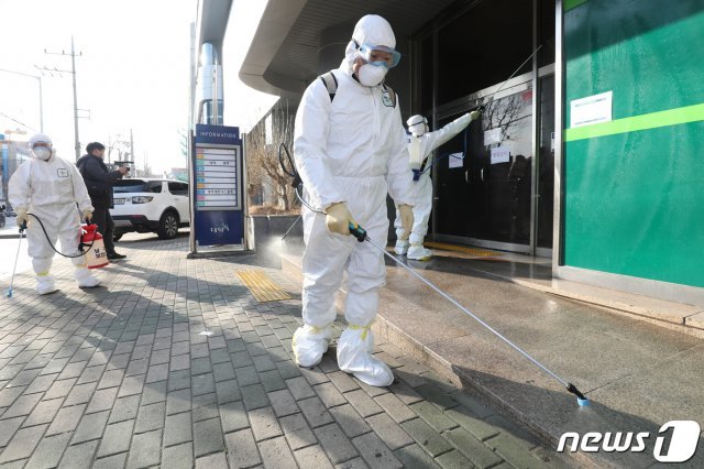 신종 코로나바이러스 감염증(코로나19) 확진자가 늘어나는 가운데 19일 오후 대구 남구보건소 관계자들이 국내 31번째 확진자가 다녀간 대구 대명동 신천지 대구교회 건물 주변을 소독하고 있다. 뉴스1