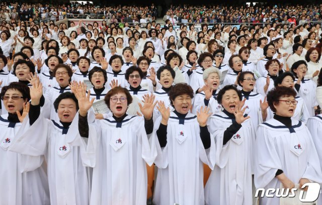 21일 오후 대구 수성구 대흥동 대구스타디움에서 열린 ‘2019 대구기독교 부활절 연합예배’에 참석한 기독교 신자들의 경배와 찬양이 울려 퍼지고 있다. © News1