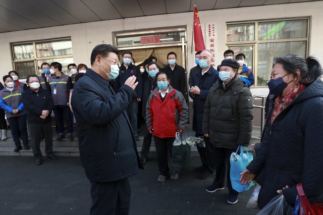 시진핑 중국 국가주석이 10일 방역 마스크를 쓴 채 수도 베이징의 한 주민센터를 방문해 주민들로부터 생필품 공급 및 방역 상황 등을 듣고 있다. 베이징=신화 AP 뉴시스