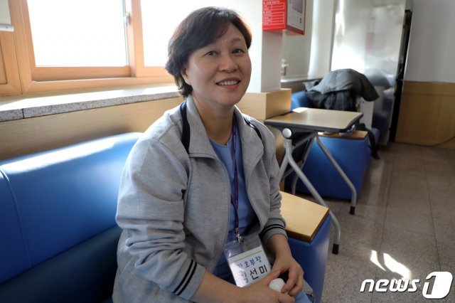20일 오전 광주 광산구 소촌동 광주소방학교에서 의료지원을 마친 김선미 광주보훈병원 간호부장이 “2주동안 견뎌준 환자분들께 감사하다“고 말하며 웃고 있다. © News1