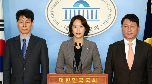 고민정 전 청와대 대변인, 윤건영 전 국정기획상황실장, 최재성 더불어민주당 의원이 20일 서울 여의도 국회 정론관에서 미래통합당의 문재인 대통령 탄핵 발언 관련 기자회견을 하고 있다. 사진=뉴스1