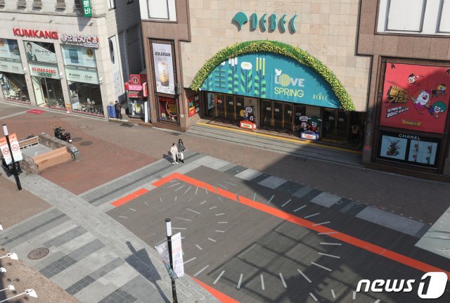 대구·경북에서 신종 코로나바이러스 감염증(코로나19) 확진 환자가 하룻밤 사이 또다시 무더기로 발생한 가운데 20일 오후 대구의 중심으로 불리며 밤낮없이 사람들로 붐비던 중구 동성로 거리가 믿기지 않을 만큼 한산하다. 2020.2.20/뉴스1 © News1