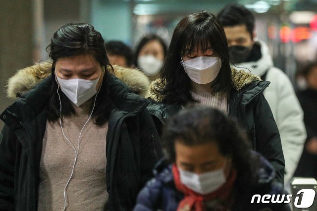 20일 오전 서울 성동구 왕십리역에서 마스크를 착용한 시민들이 출근길 발걸음을 재촉하고 있다. © News1