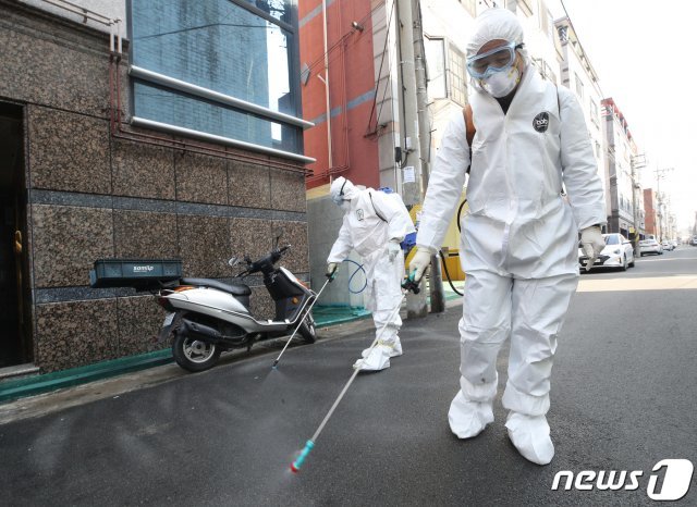 20일 대구 남구 신천지예수교회 다대오지성전 인근 다세대주택에서 남구보건소 관계자들이 방역을 하고 있다. 이 건물의 건물주는 세입자 중에 신종 코로나바이러스 감염증(코로나19) 확진자가 대량으로 발생한 신천지 대구교회 목사가 살고 있어 방역을 신청했다고 밝혔다. 신천지 교회 목사는 방문을 열어주지 않아 남구보건소 관계자들은 목사가 거주하는 방을 제외한 건물 내부와 건물 외부를 방역했다. 2020.2.20/뉴스1 © News1