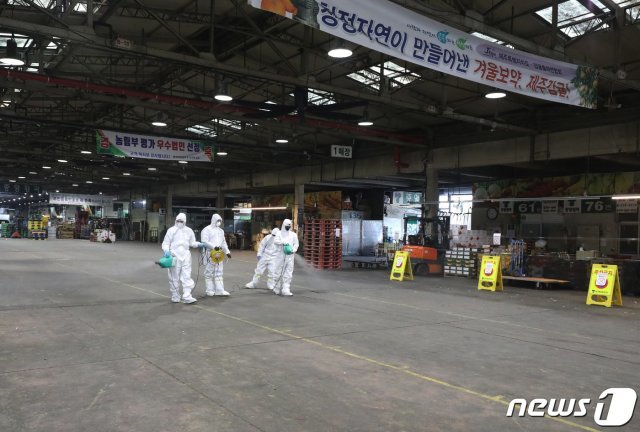 20일 오후 대구 북구 매천동 대구농수산물도매시장에서 질병관리본부와 전문 방역업체 관계자들이 방역을 하고 있다. 대구농수산물도매시장 관리사무소 등에 따르면 이곳에서 근무하던 A(25)씨가 신종 코로나바이러스 감염증(코로나19) 확진 판정을 받아 해당 점포를 비롯해 청과물시장 일부 점포가 폐쇄됐다. 경매는 옆 동에서 정상적으로 이뤄질 예정이다. 2020.2.20/뉴스1 © News1