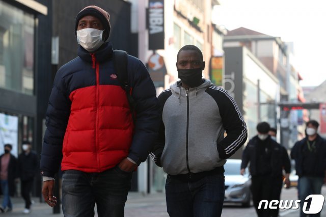 대구·경북에서 신종 코로나바이러스 감염증(코로나19) 확진 환자가 하룻밤 사이 또다시 무더기로 발생한 가운데 20일 오후 대구 중구 동성로를 찾은 외국인도 마스크를 쓰고 있다. 2020.2.20/뉴스1 © News1